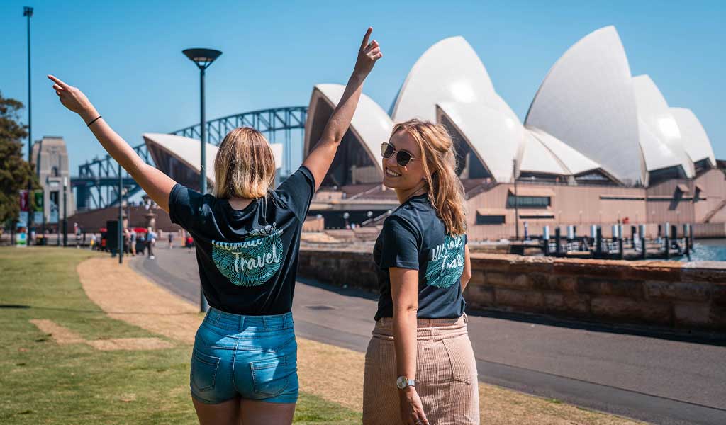 Sejumlah orang di depan Opera Sydney, sedang mengikuti Work and Holiday Visa di Australia.